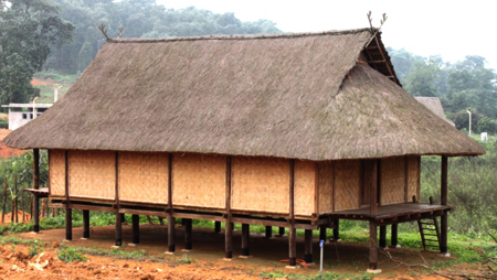 Arquitectura característica de los Thai negro en casas sobre pilotes